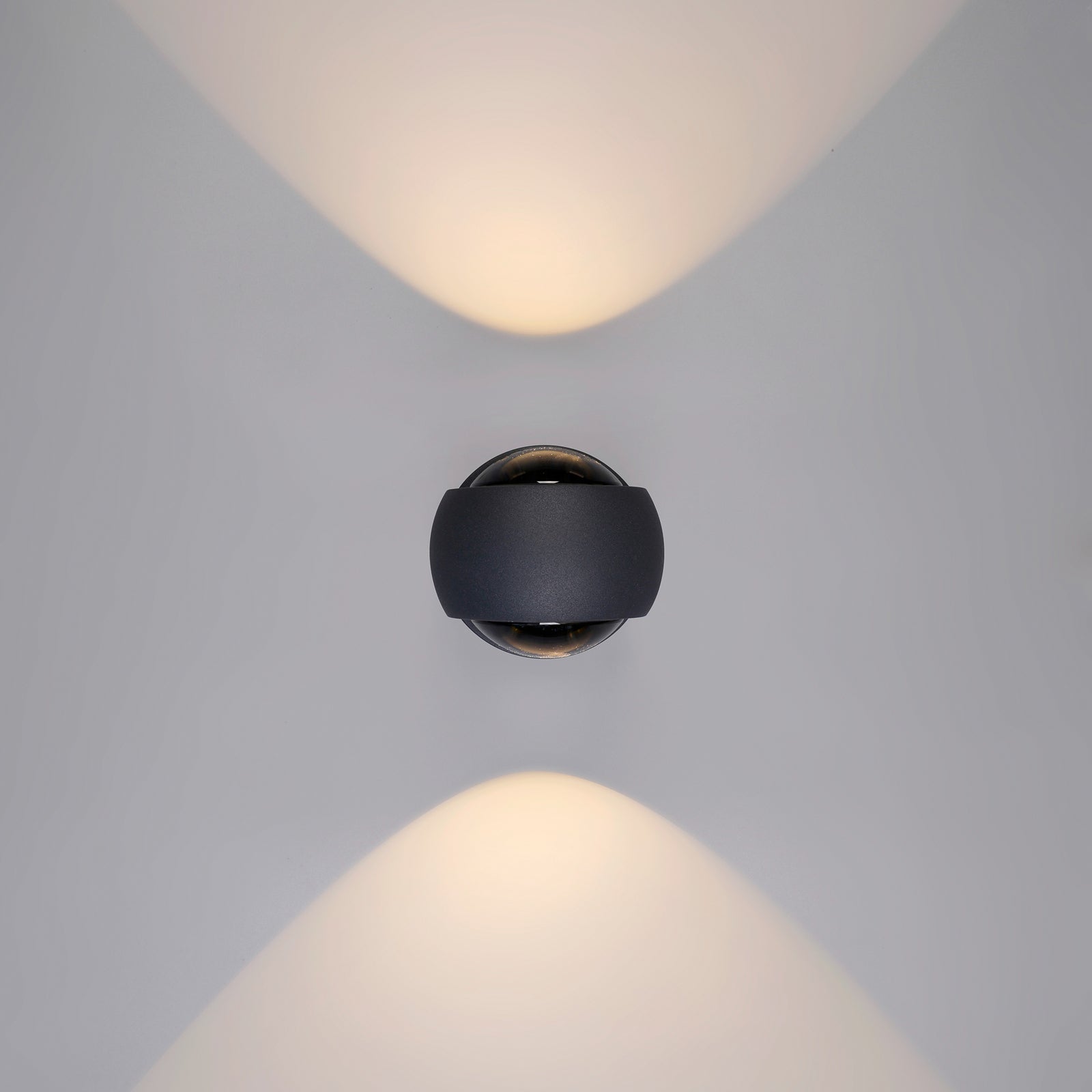 Nærbilde av LED utevegglampe opp og ned dimbar grafitt CCT IP54 - LCD