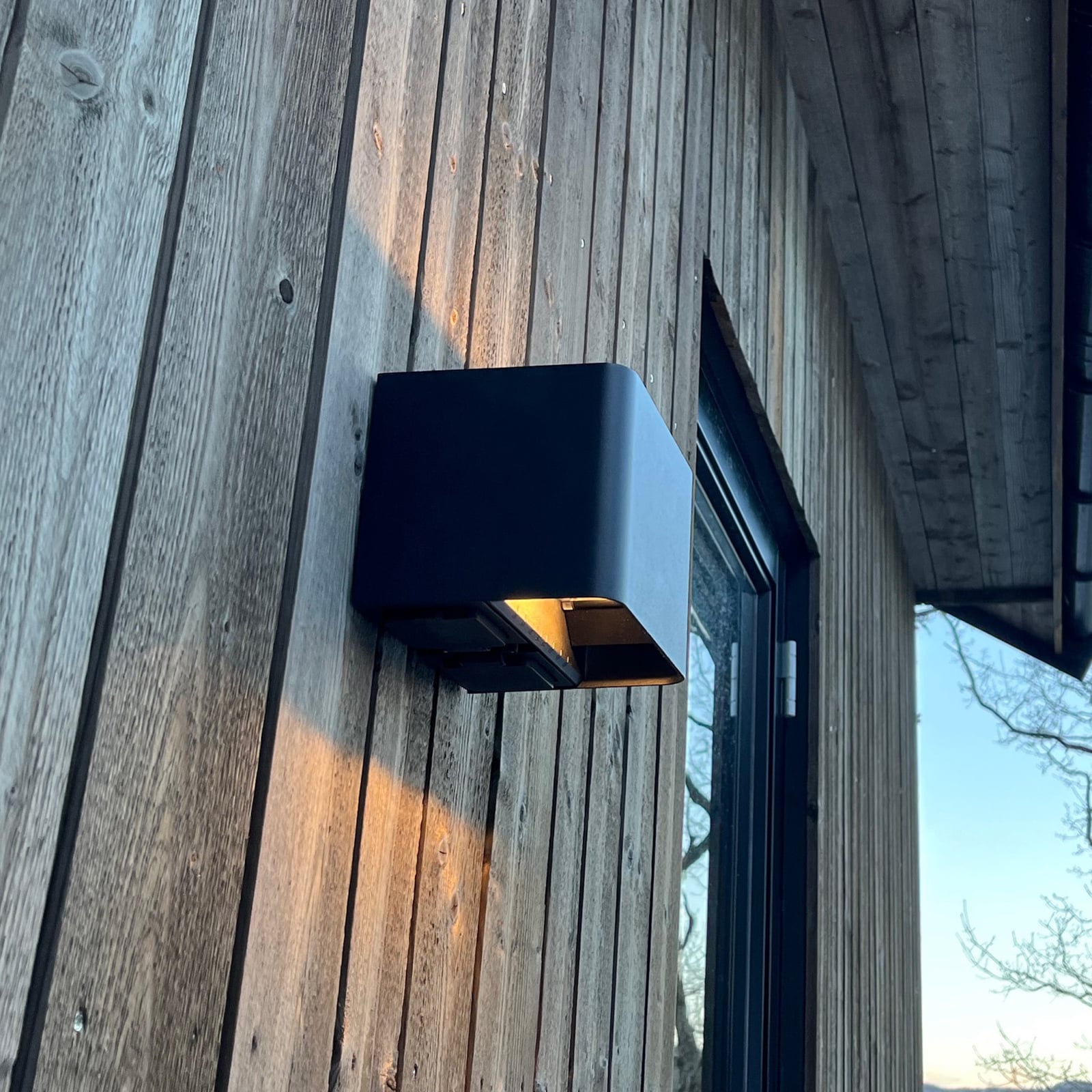 LED utevegglampe opp og ned dimbar svart CCT The Light Group forfra