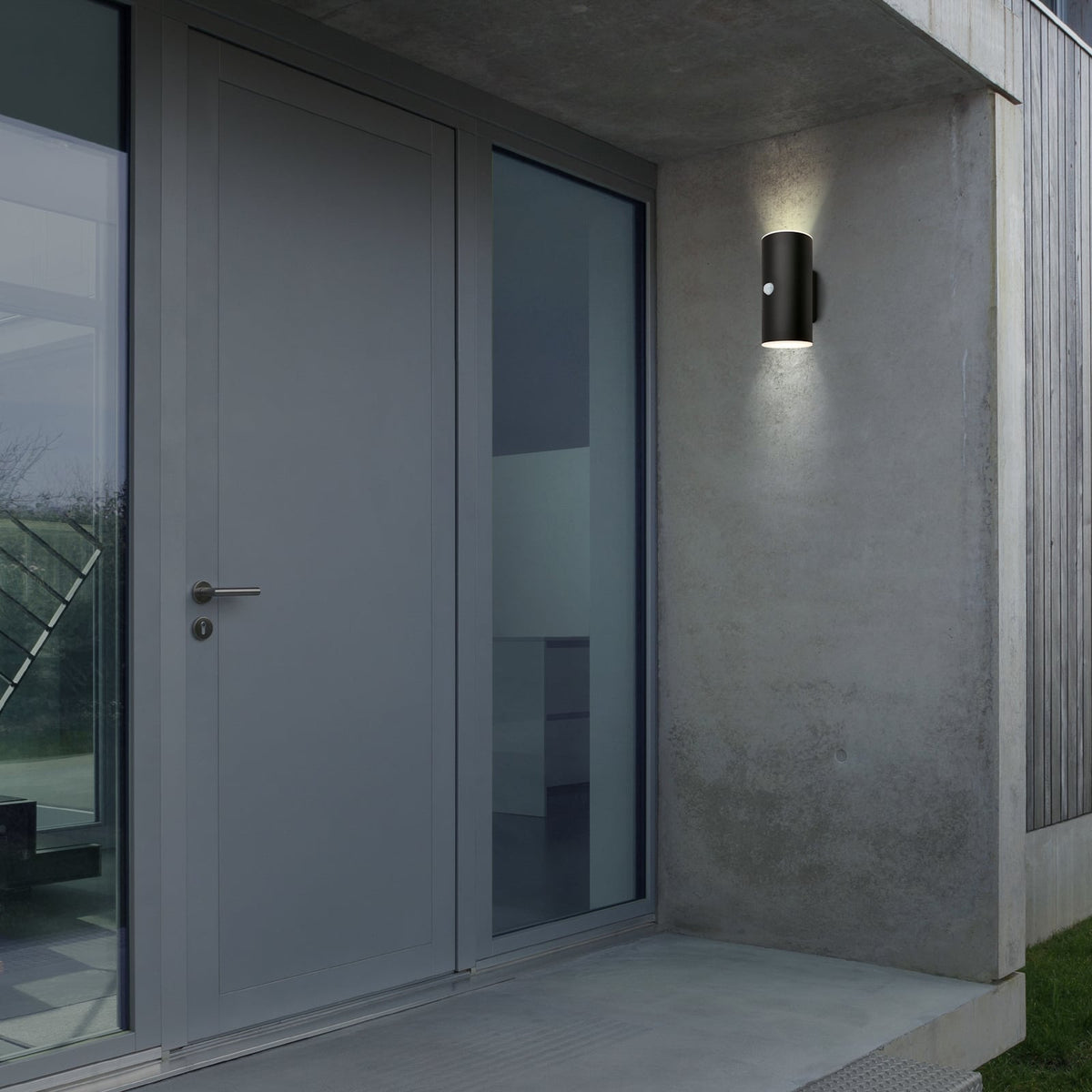 LED utevegglampe oppladbar opp/ned med bevegelsessensor svart IP44 - Briloner bakside