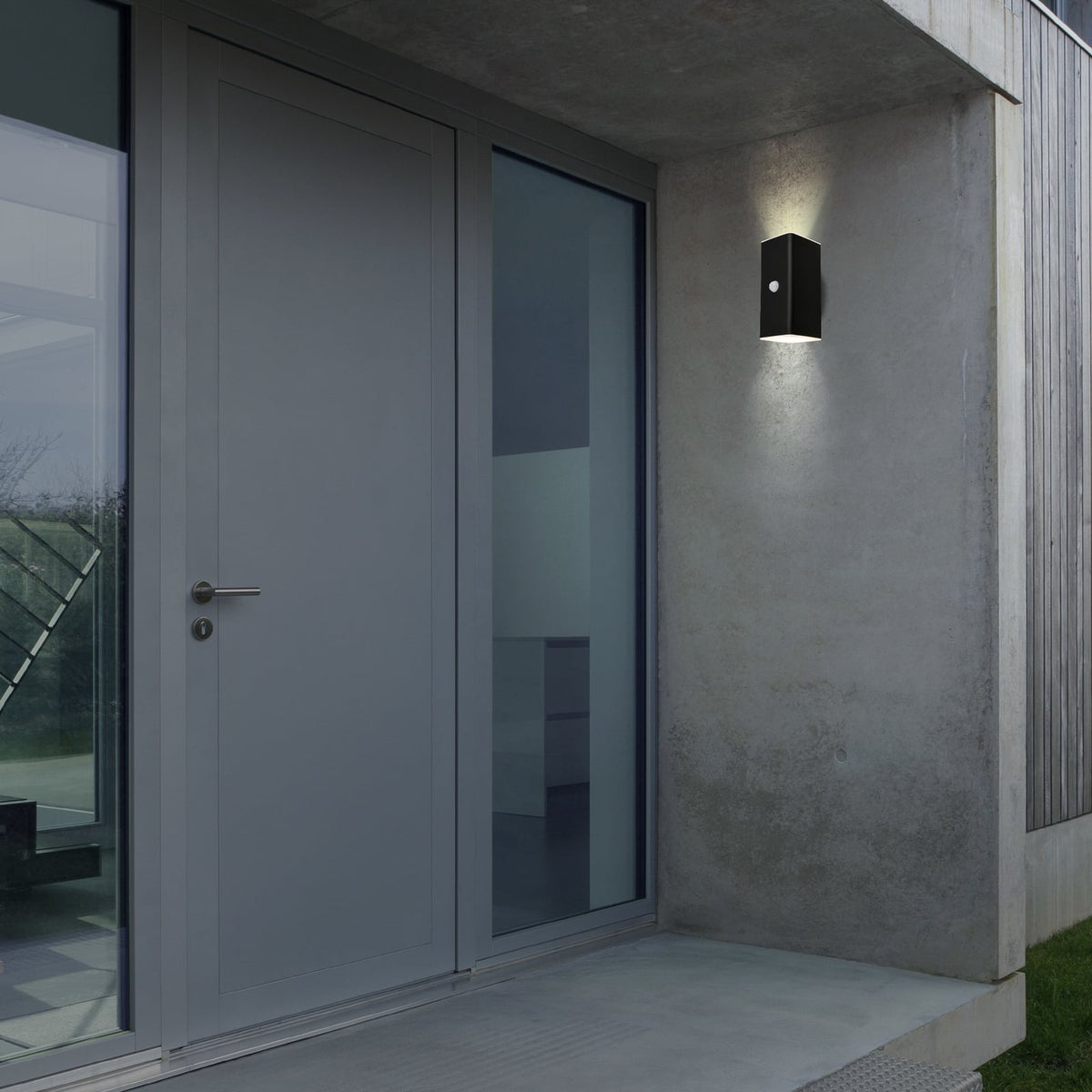 LED utevegglampe oppladbar opp/ned svart med bevegelsessensor IP44 Briloner bakside