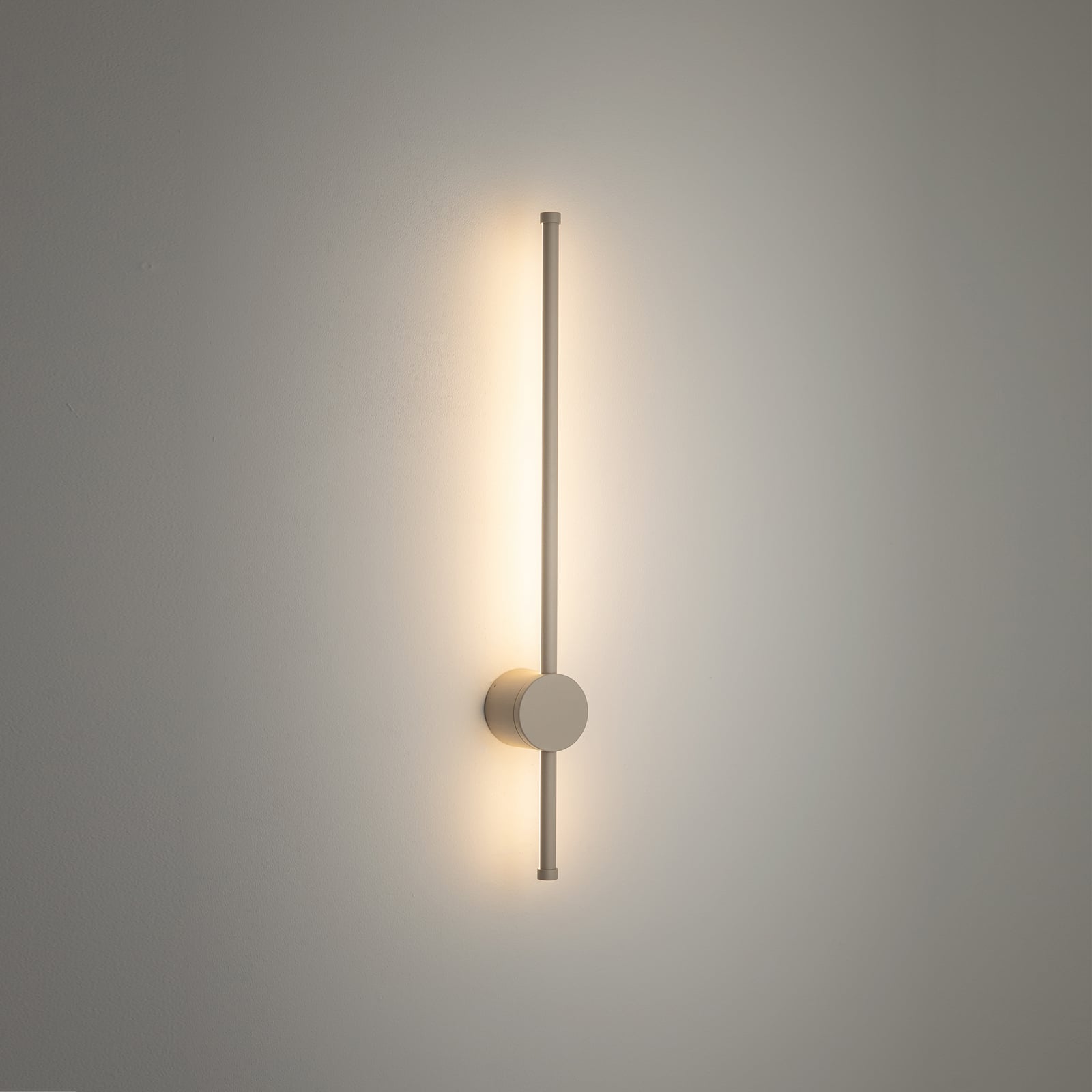 Nærbilde av LED utevegglampe Orla S sand aluminium
