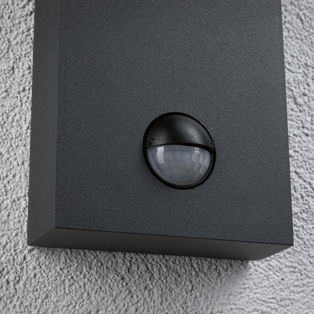 LED utevegglampe Puka aluminium med bevegelsessensor antrasitt IP44 lys i mørket