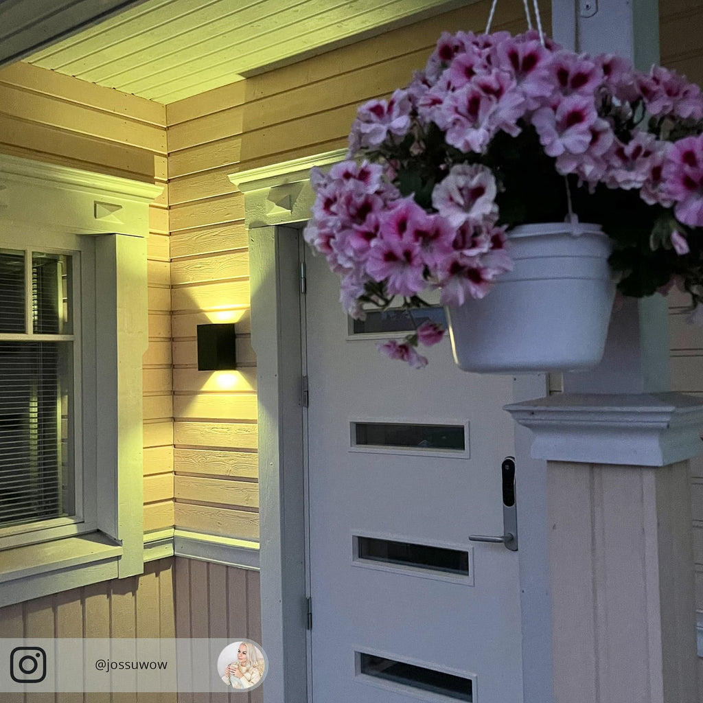LED utevegglampe Resonate opp/ned RGBW svart IP44 - Philips Hue