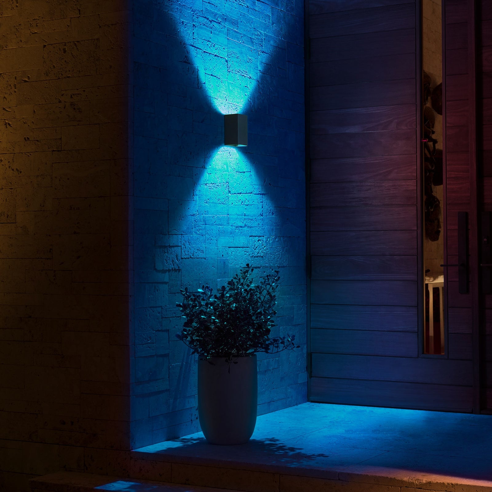 Detalj av LED utevegglampe Resonate opp/ned RGBW svart IP44