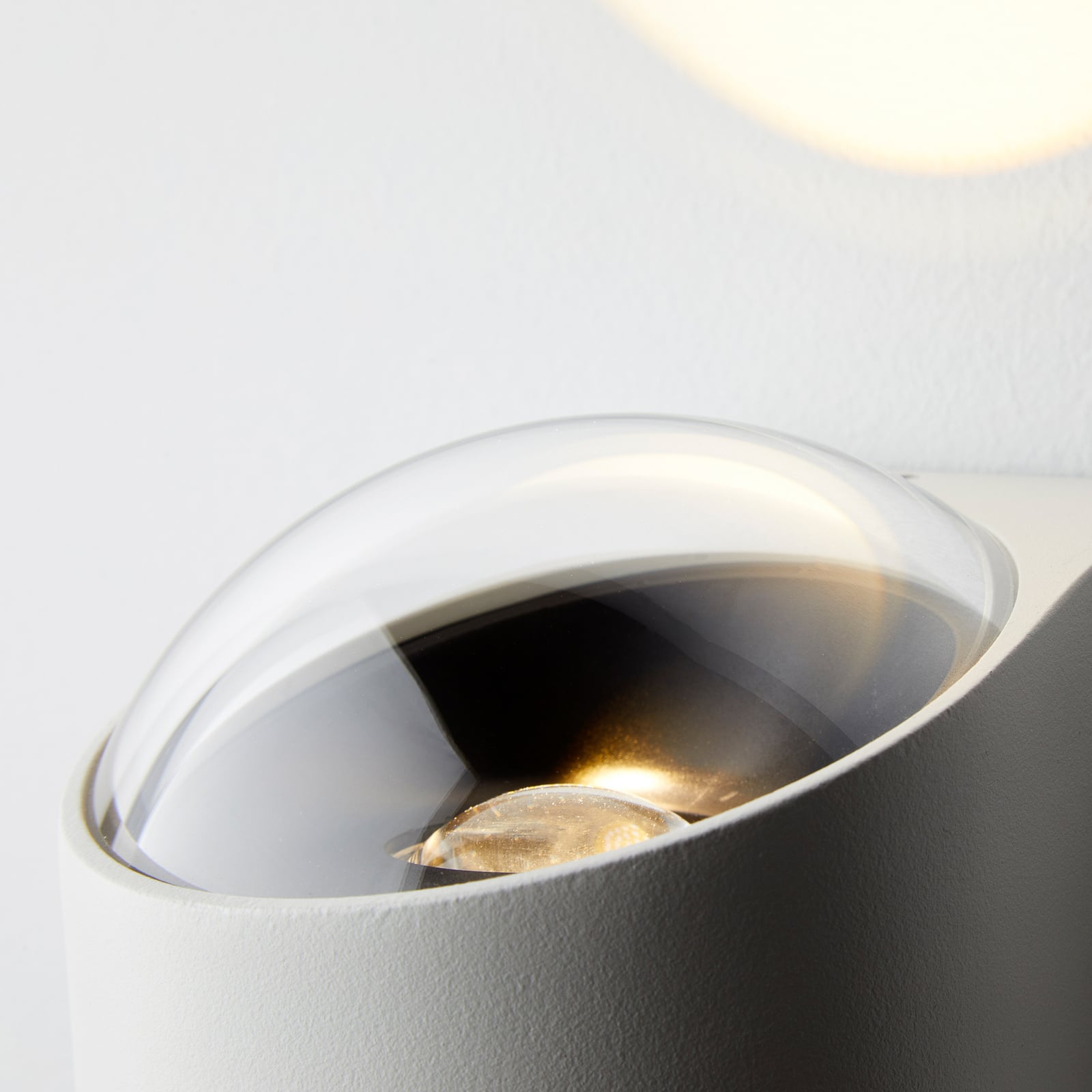 Montert LED utevegglampe Saga opp/ned hvit IP65 10W på vegg