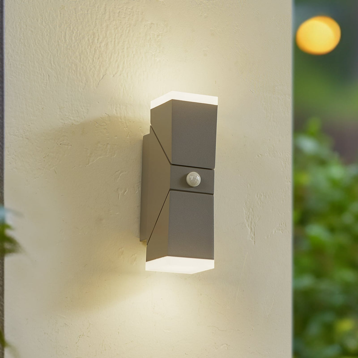 LED utevegglampe Sally 2-lys grå med sensor IP54 forfra