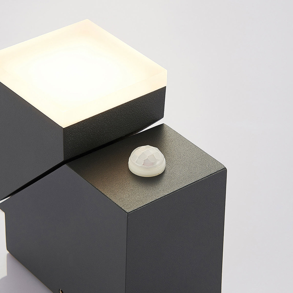 LED utevegglampe Sally med bevegelsessensor antrasitt IP54 nærbilde av lampe