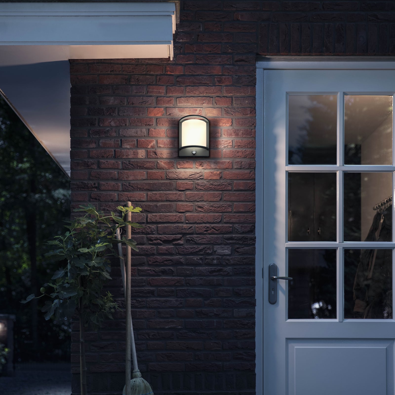 Bakside av LED utevegglampe Samondra med bevegelsessensor Philips