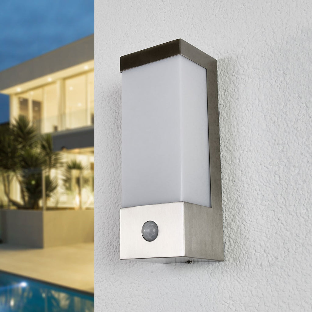 Bakside av LED utevegglampe Severina med bevegelsessensor