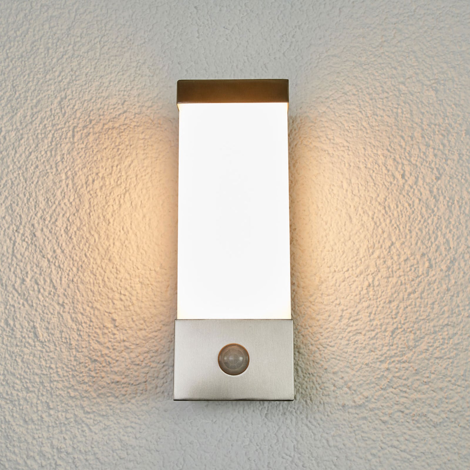 Montert LED utevegglampe Severina med bevegelsessensor på vegg