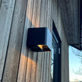 LED utevegglampe Shadow opp/ned dimbar CCT med stikkontakt IP54 forfra