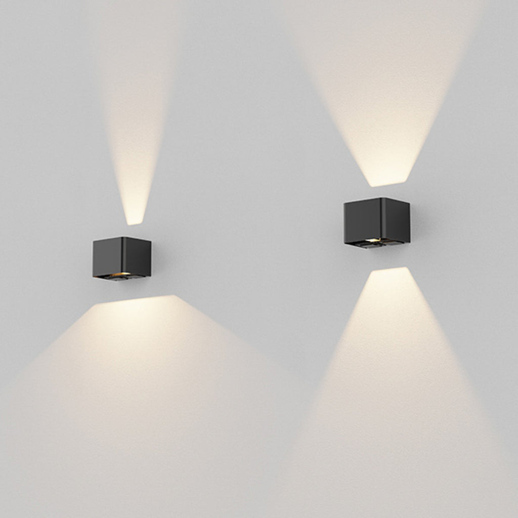 LED utevegglampe Shadow opp/ned dimbar CCT med stikkontakt IP54 lysvinkel