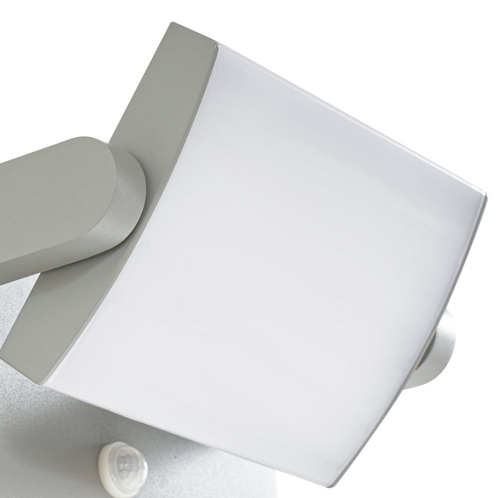LED utevegglampe Sherin svingbar med bevegelsessensor grå IP54 installert utendørs