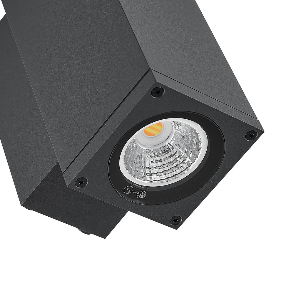 Nærbilde av LED utevegglampe ShoreLine Pro Square i mørkt miljø