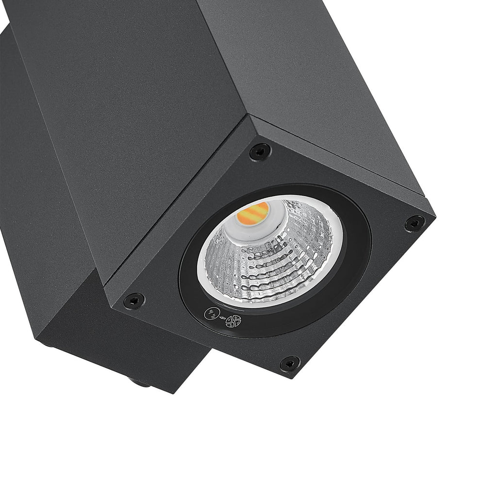 Nærbilde av LED utevegglampe ShoreLine Pro Square i mørkt miljø
