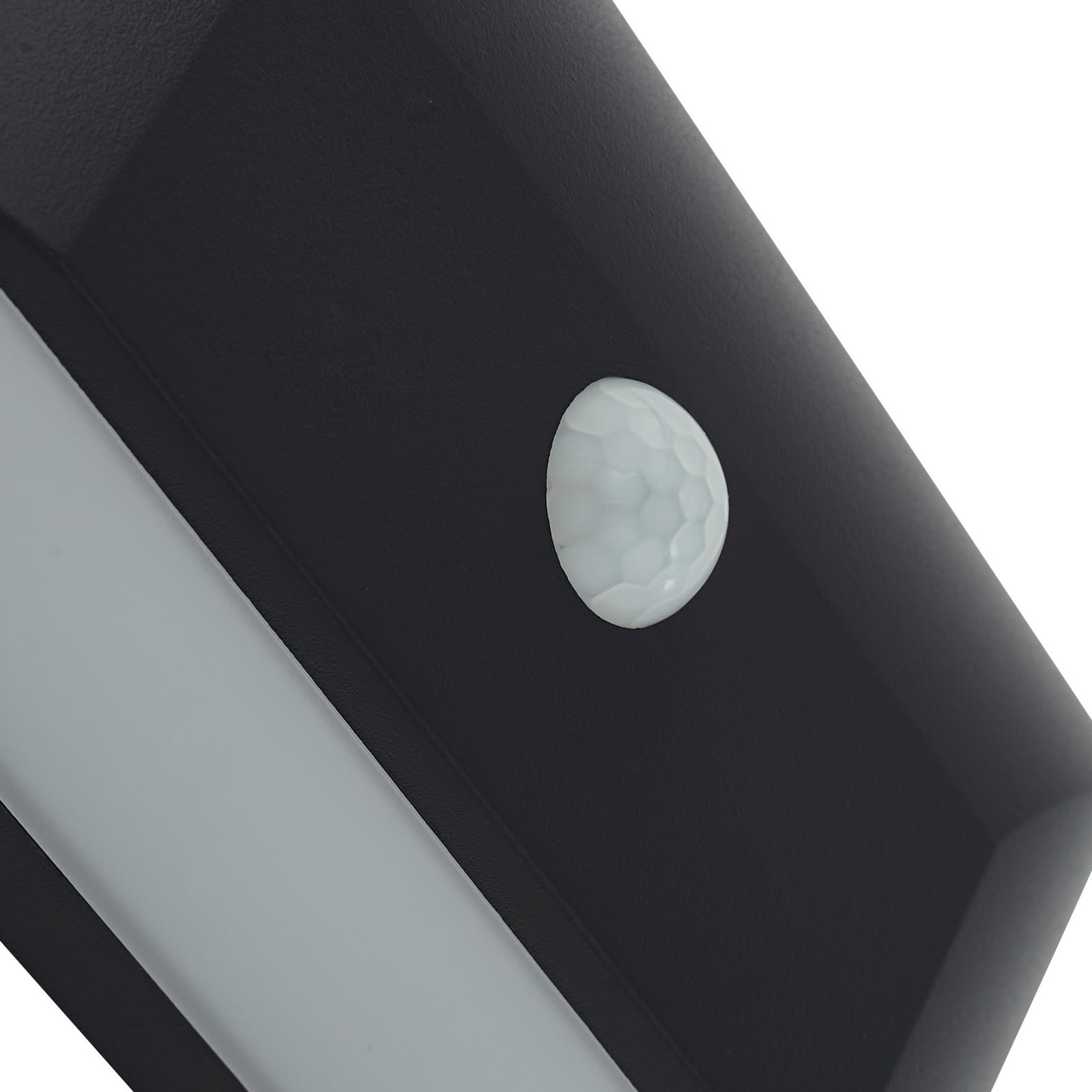 LED utevegglampe Siana med bevegelsessensor svart i bruk om natten