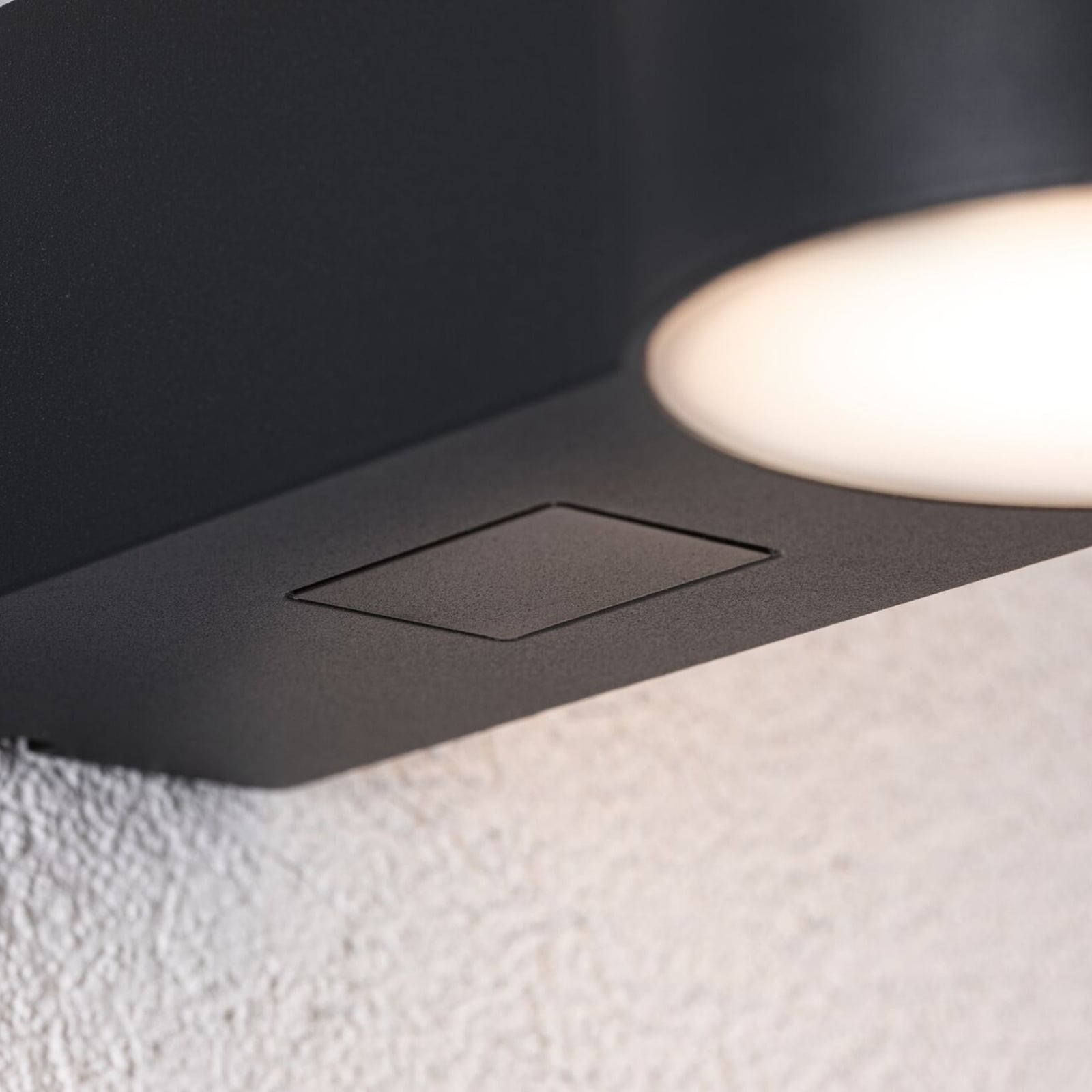 Montert LED utevegglampe Sienna ved inngangsparti