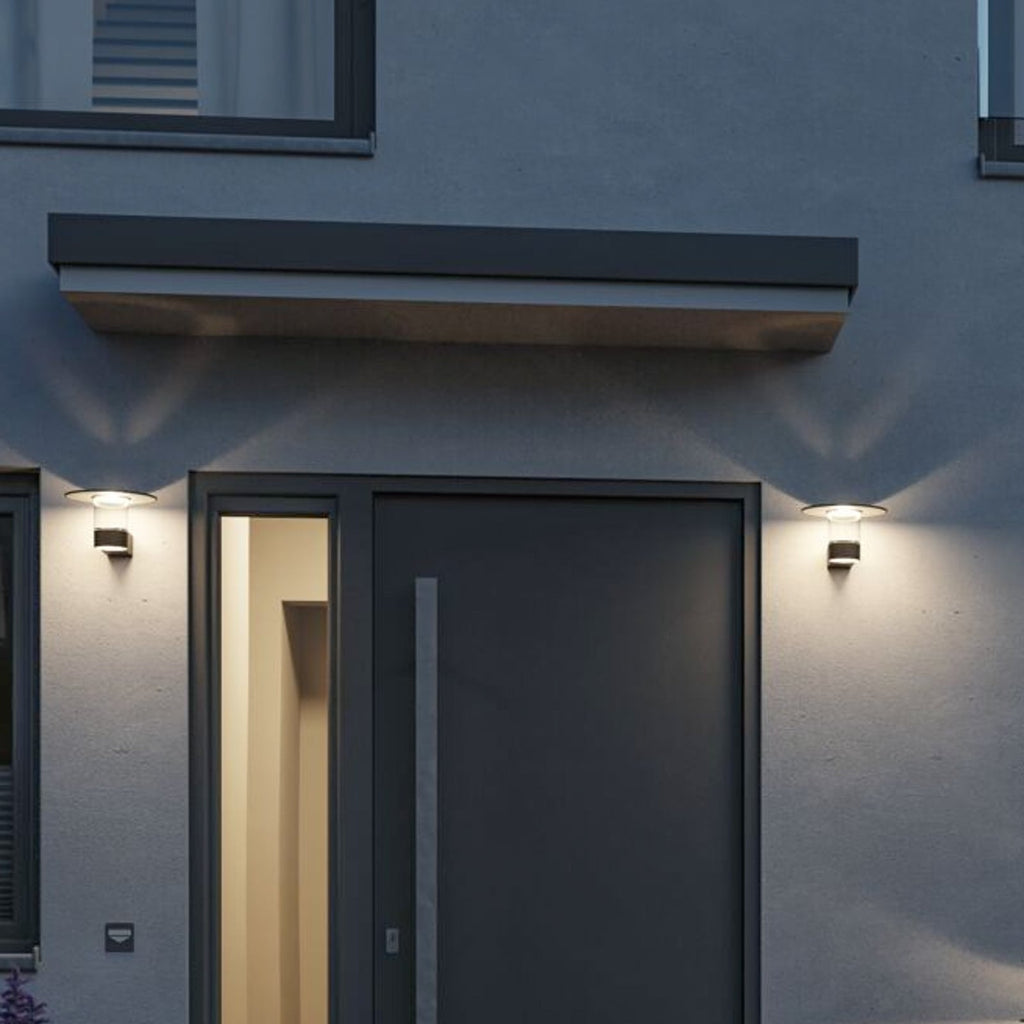 Nærbilde av bevegelsessensor på LED utevegglampe Sienna