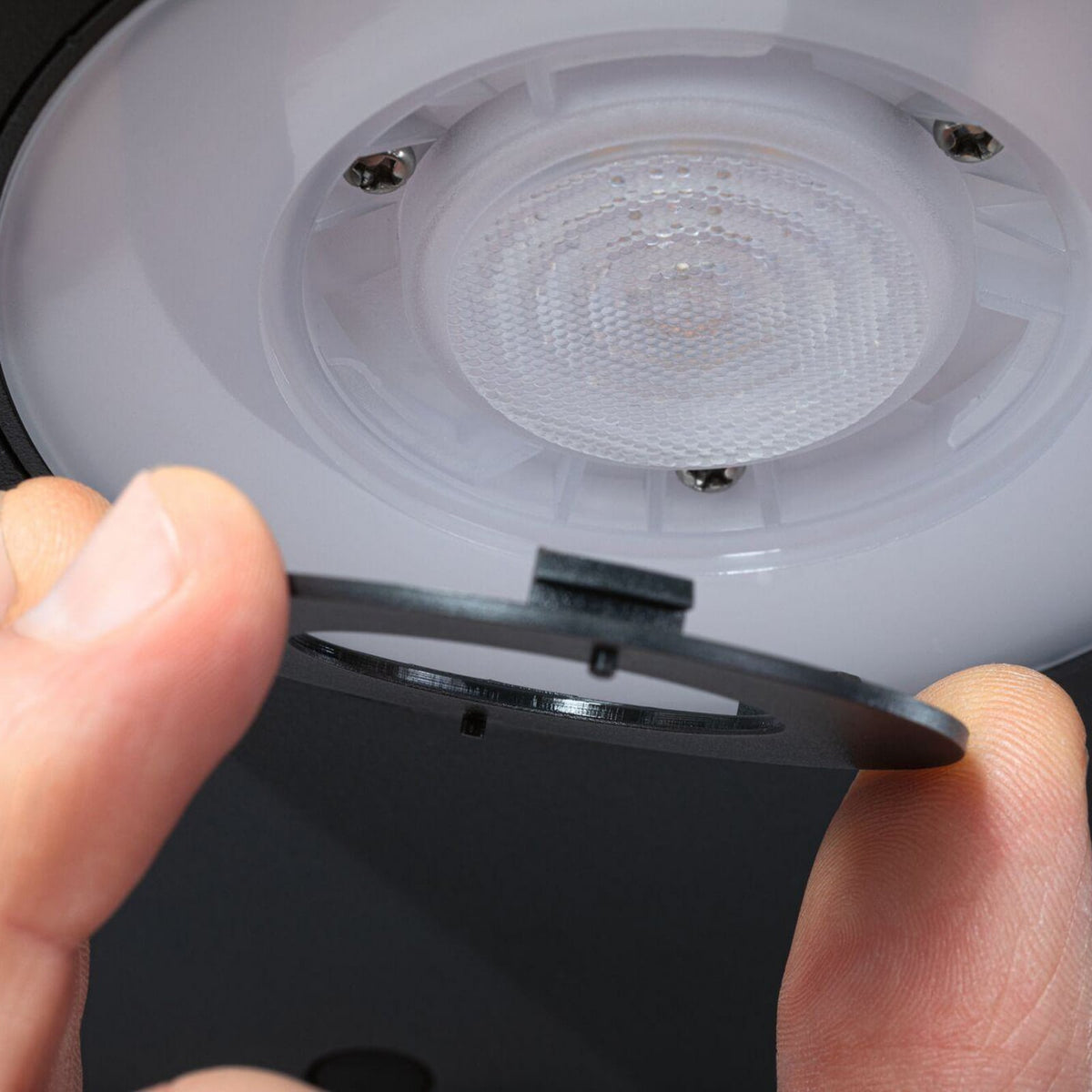 LED utevegglampe Silma med bevegelsessensor antrasitt IP44 montert utendørs