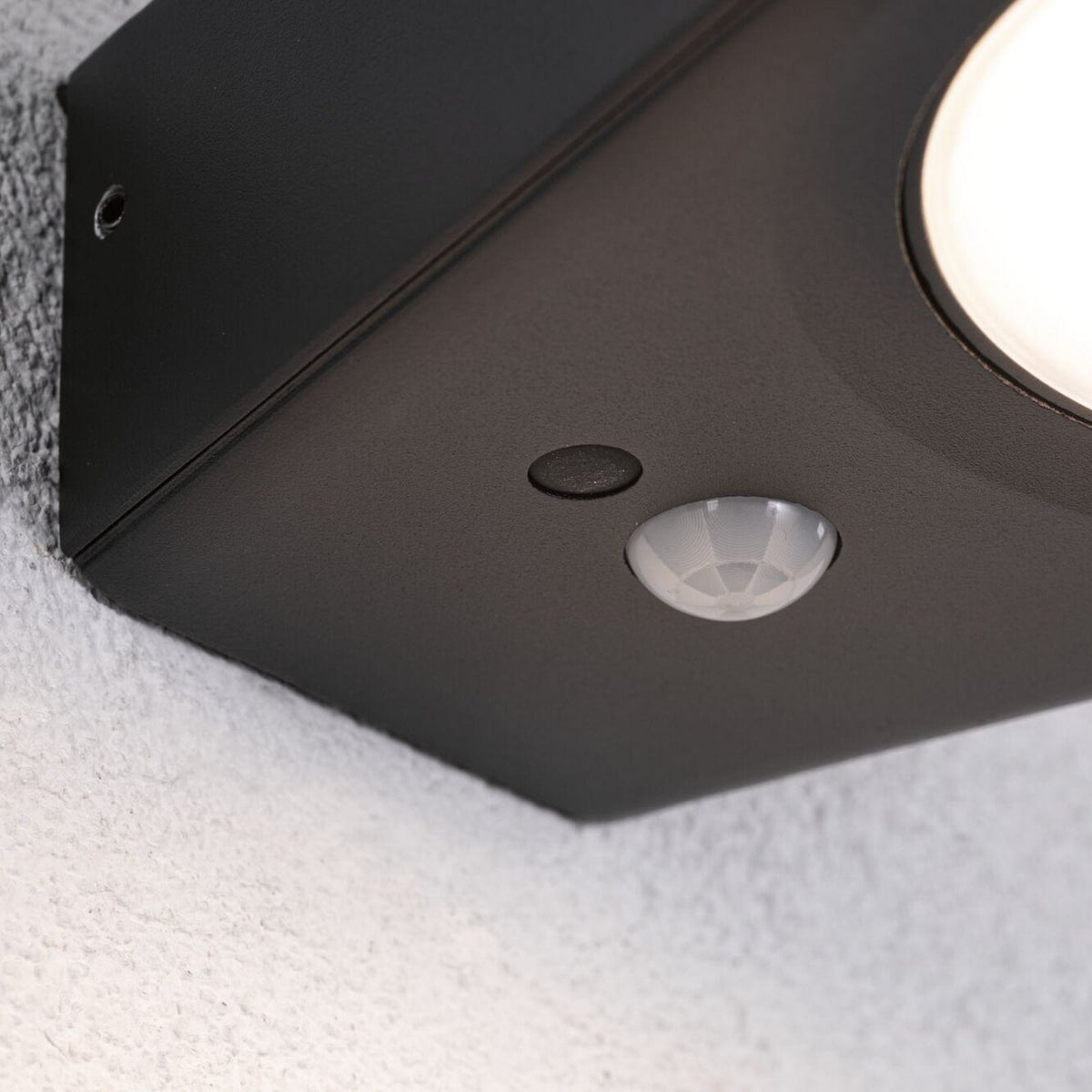 Nærbilde av bevegelsessensor på LED utevegglampe Silma med bevegelsessensor antrasitt IP44