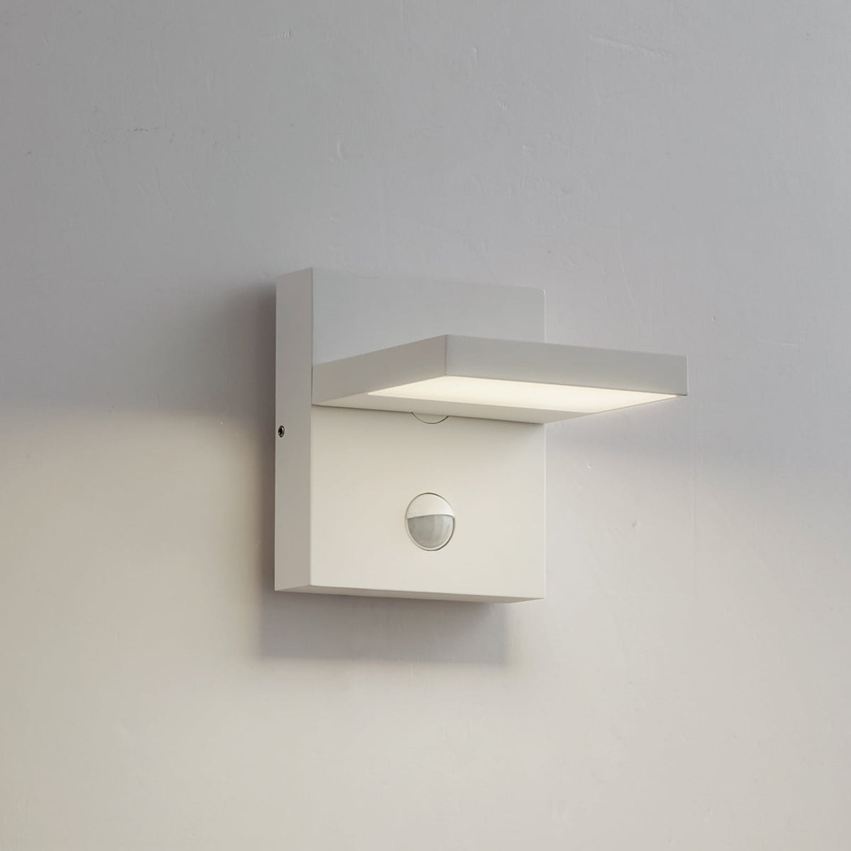 LED utevegglampe Silvan med bevegelsessensor hvit IP54 forfra