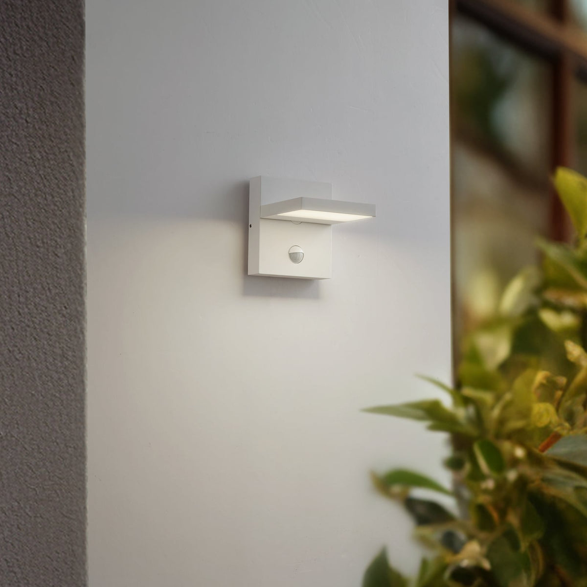 LED utevegglampe Silvan med bevegelsessensor hvit IP54 bakside