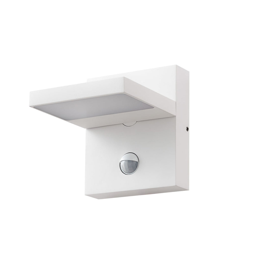 LED utevegglampe Silvan med bevegelsessensor hvit IP54 montert på vegg