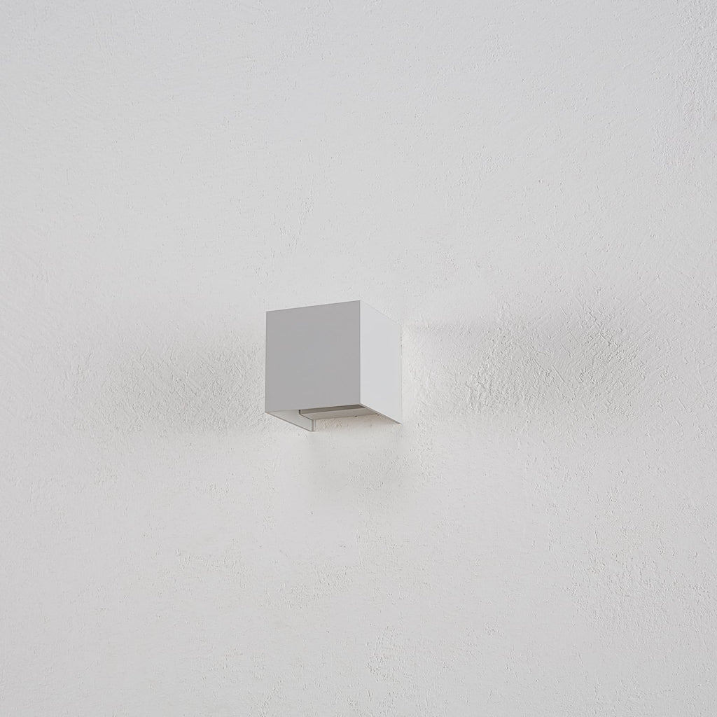 Nærbilde av LED utevegglampe Siri 44 opp og ned dimbar IP54