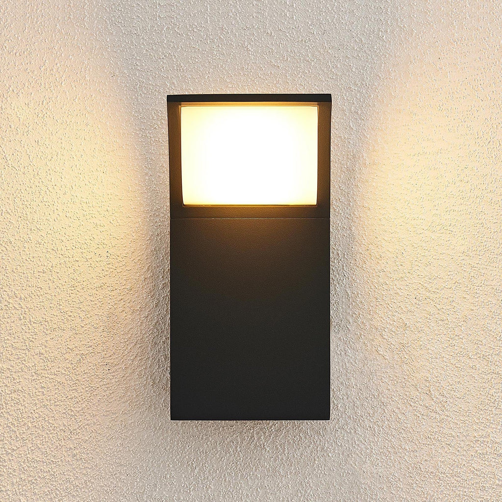 LED utevegglampe Tinna antrasitt montert ved inngang