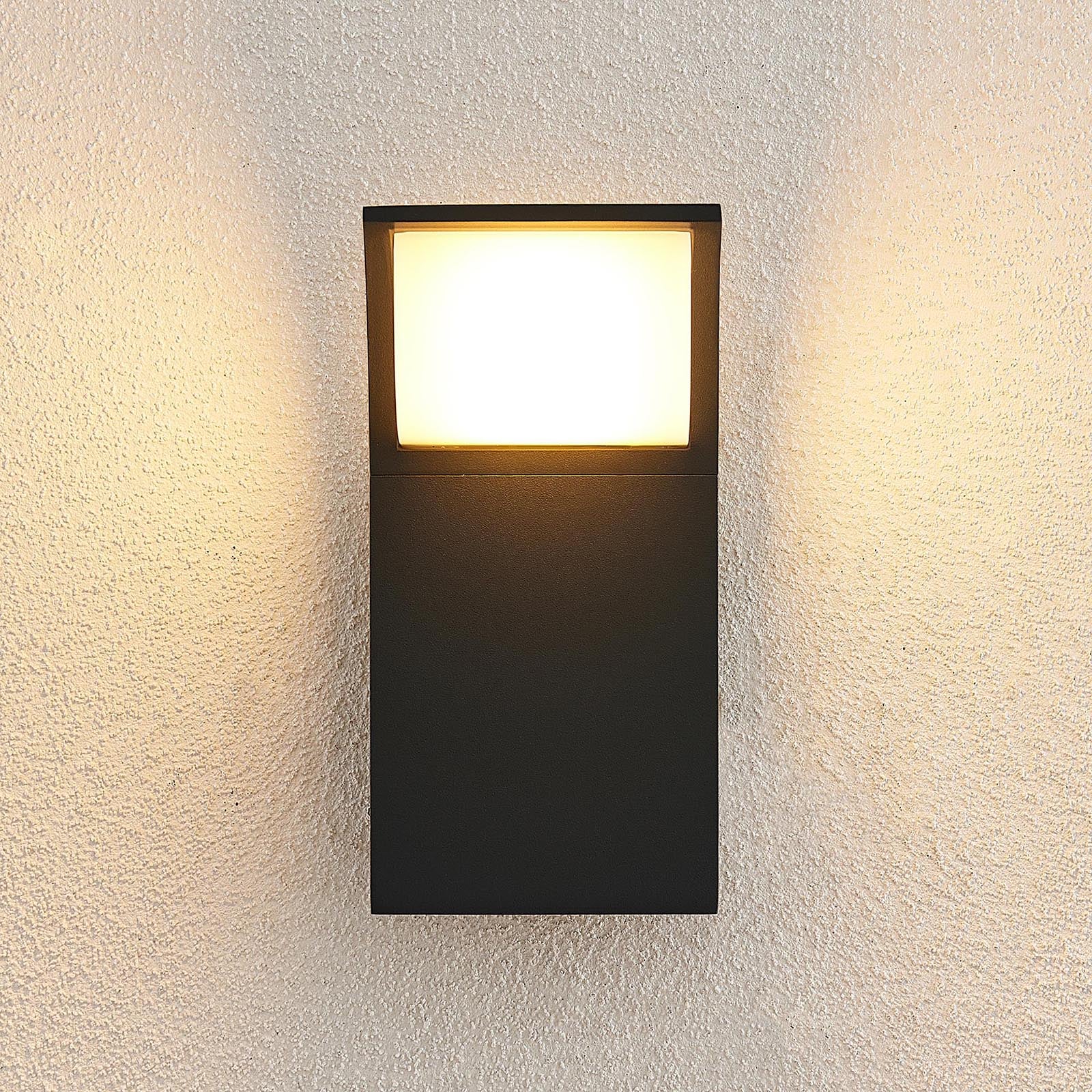 LED utevegglampe Tinna antrasitt montert ved inngang