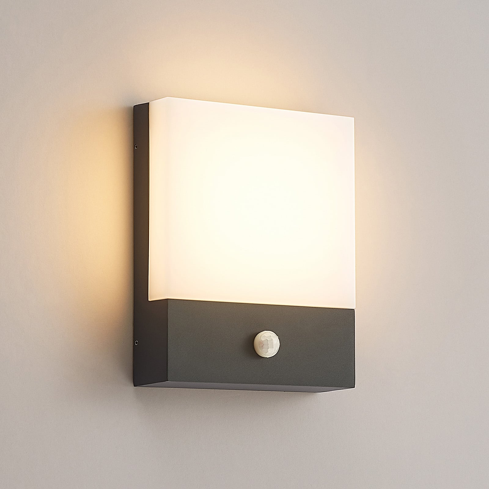 LED utevegglampe Vanira med bevegelsessensor lys på kveldstid