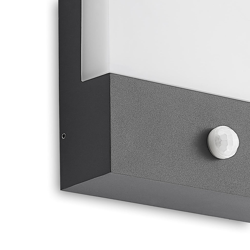 LED utevegglampe Vanira med bevegelsessensor installasjon bilde