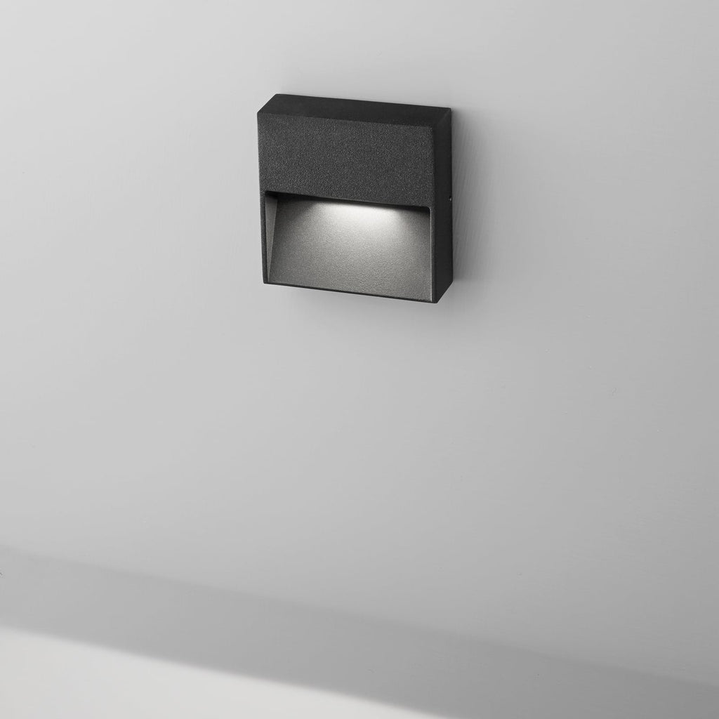 LED utevegglampe Vigo Q svart aluminium montert på vegg
