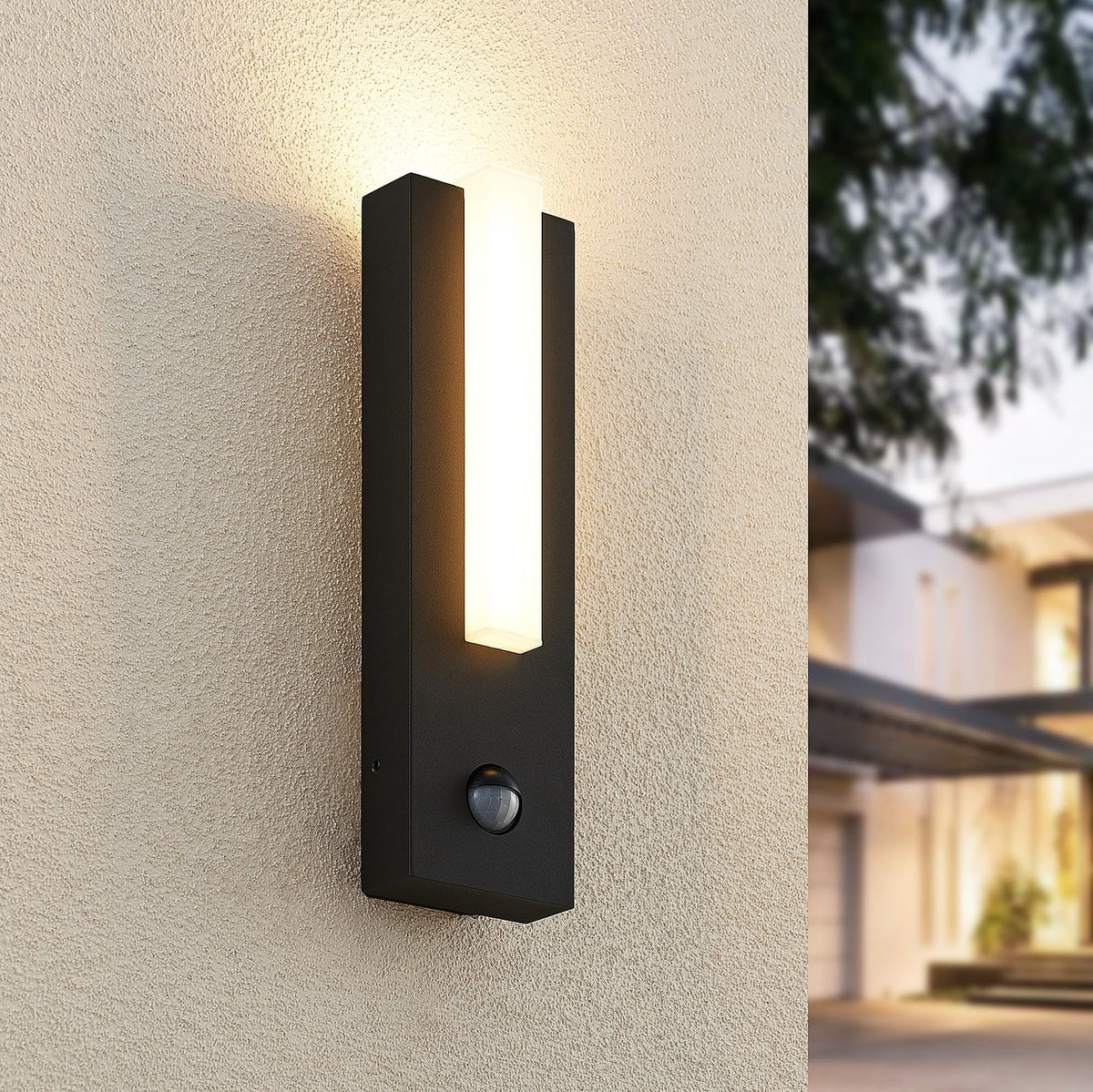 LED utevegglampe Virgalia med bevegelsessensor grafitt forfra