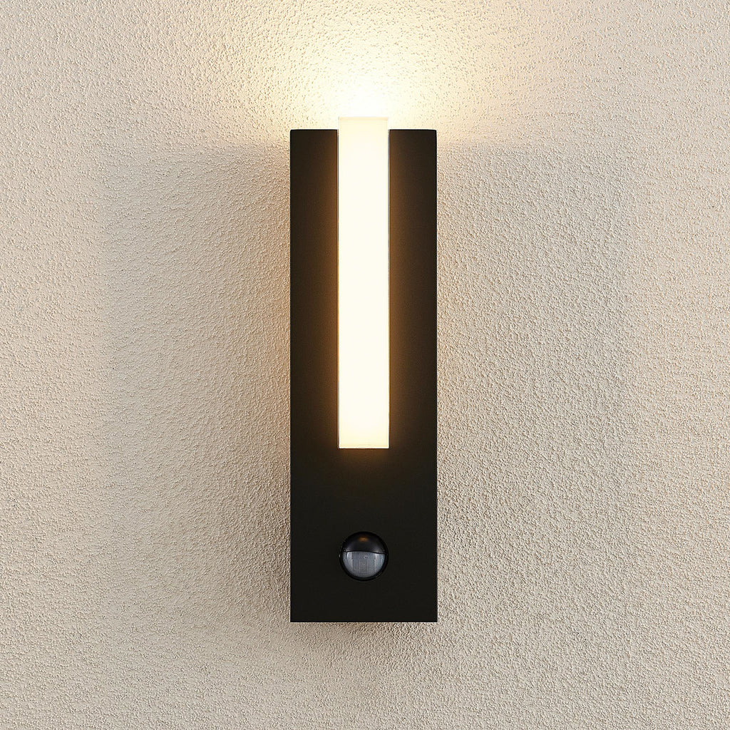 LED utevegglampe Virgalia med bevegelsessensor montert ute