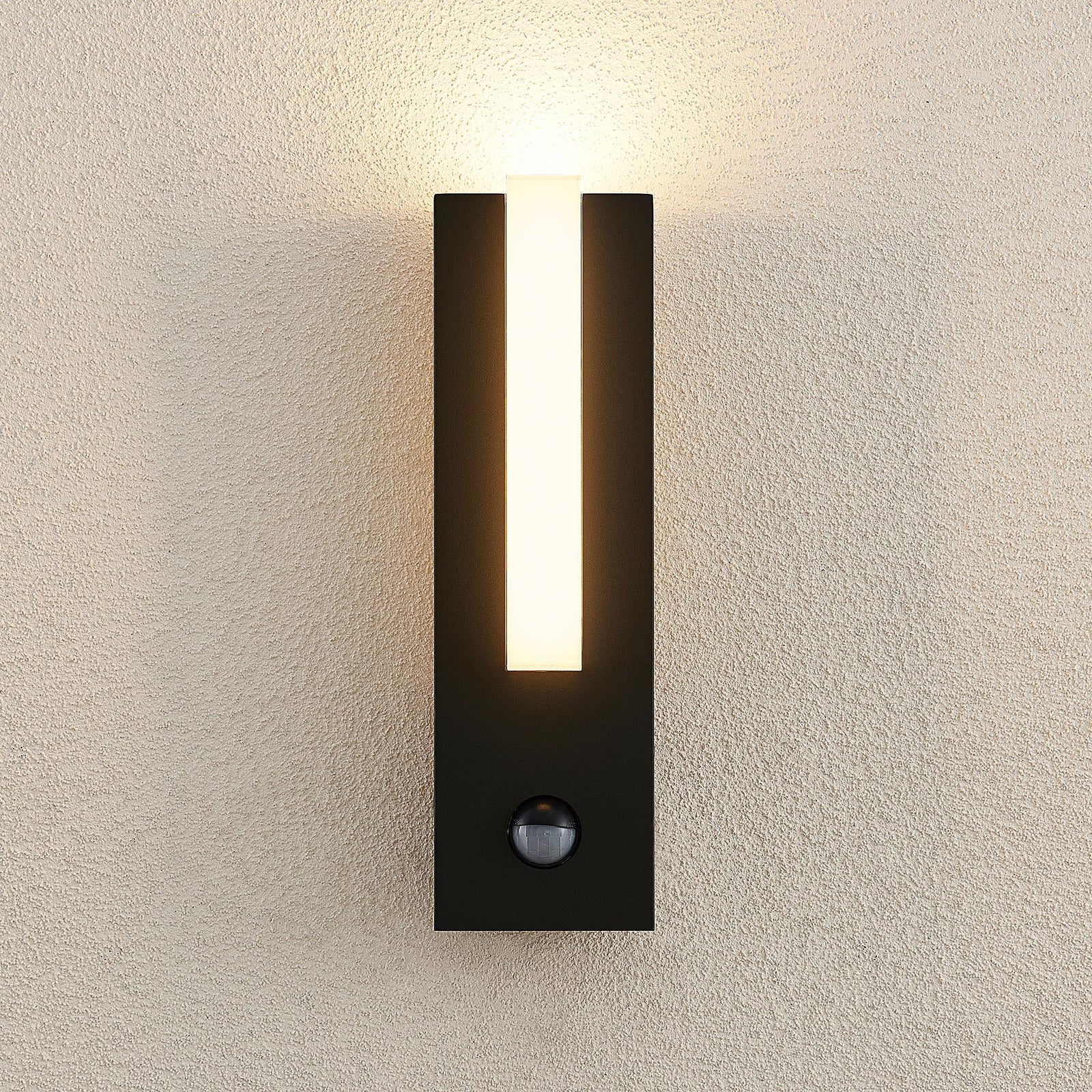 LED utevegglampe Virgalia med bevegelsessensor montert ute