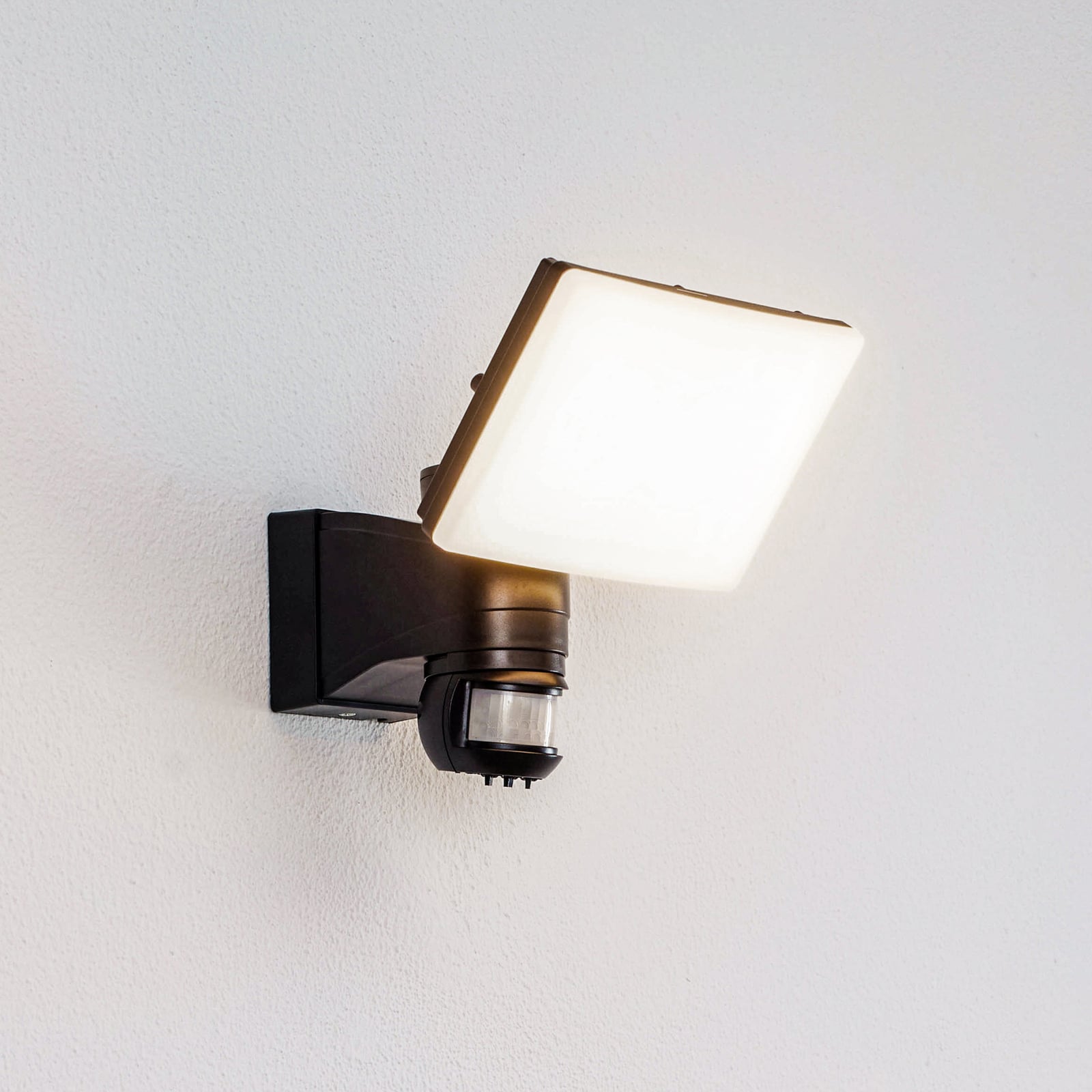 LED uteveggspot Avayah med bevegelsessensor svart forfra