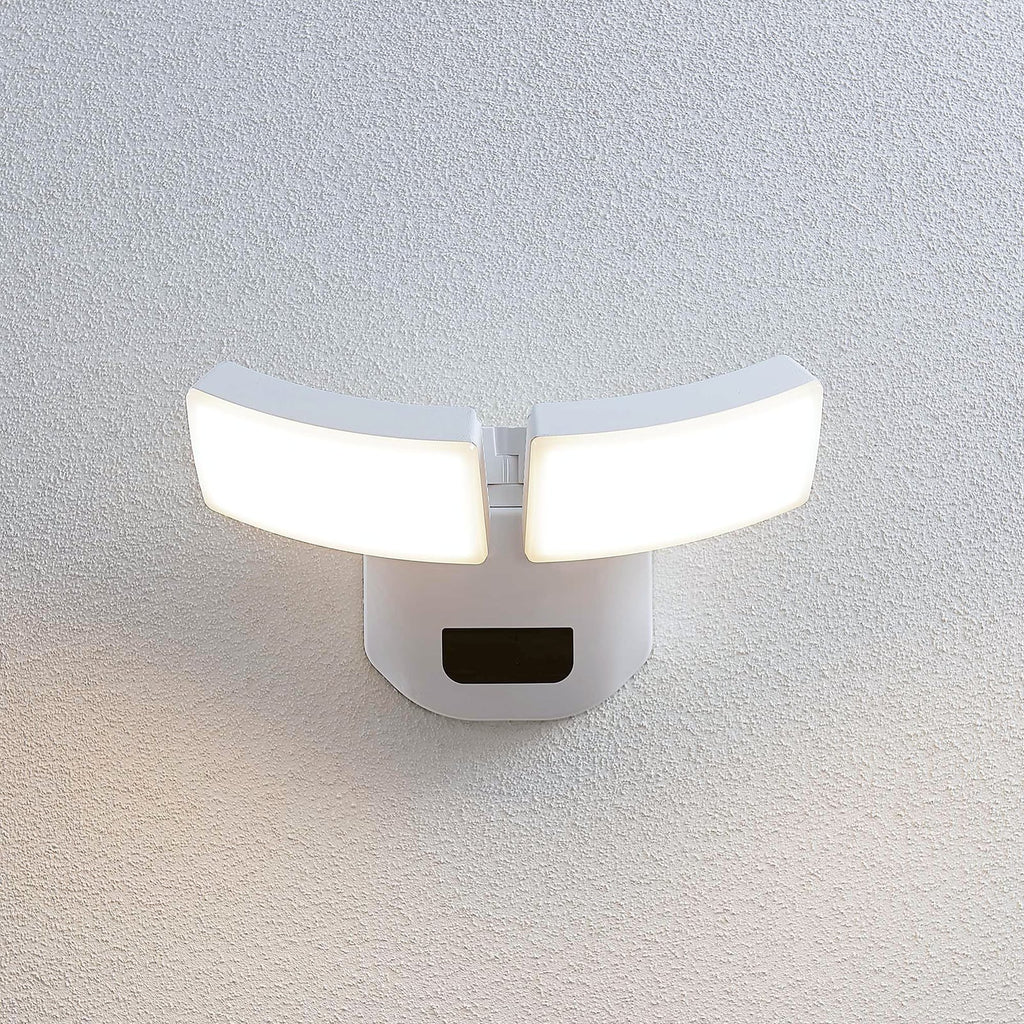 LED uteveggspot Nikias 2-lys med sensor hvit 30 cm montert utendørs
