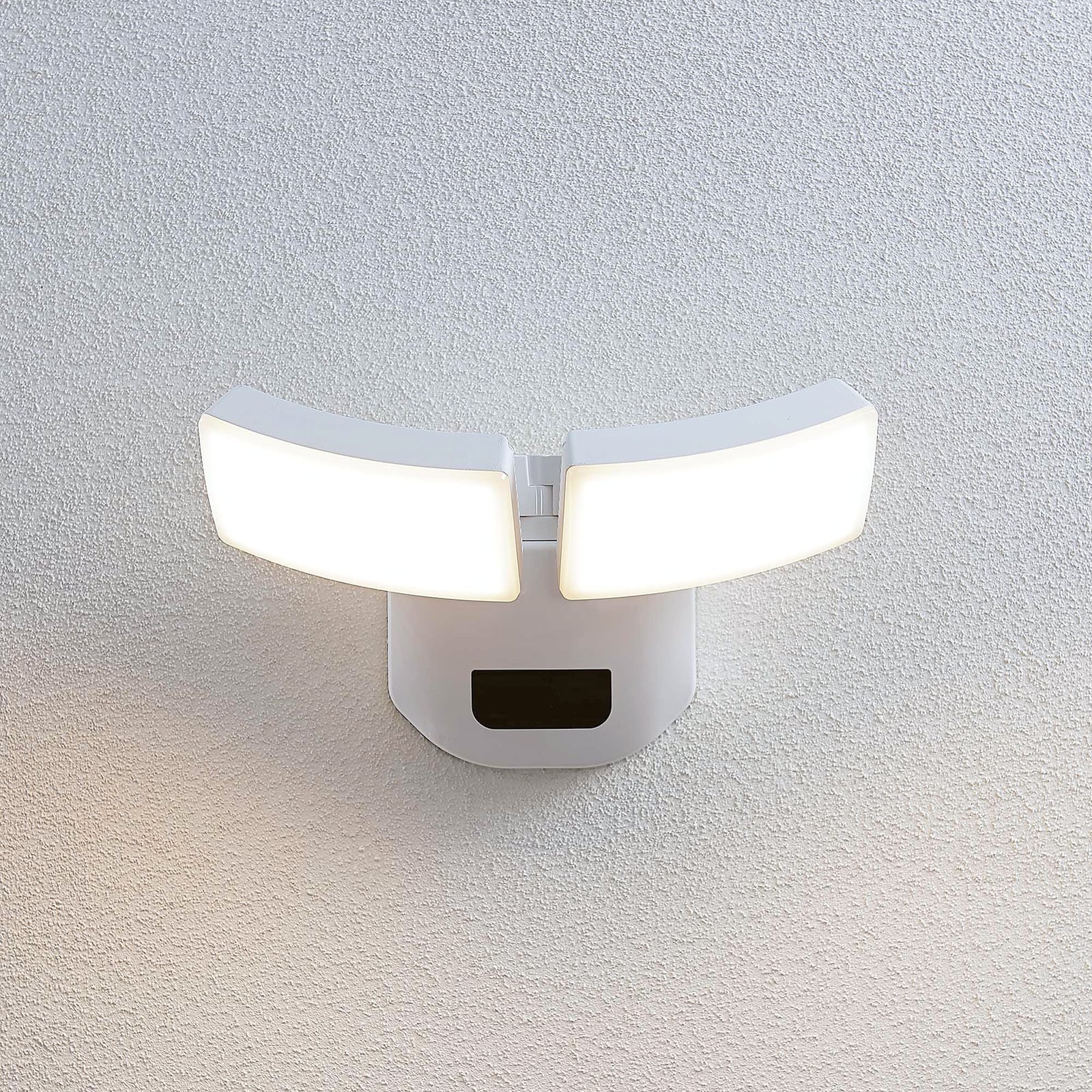 LED uteveggspot Nikias 2-lys med sensor hvit 30 cm montert utendørs