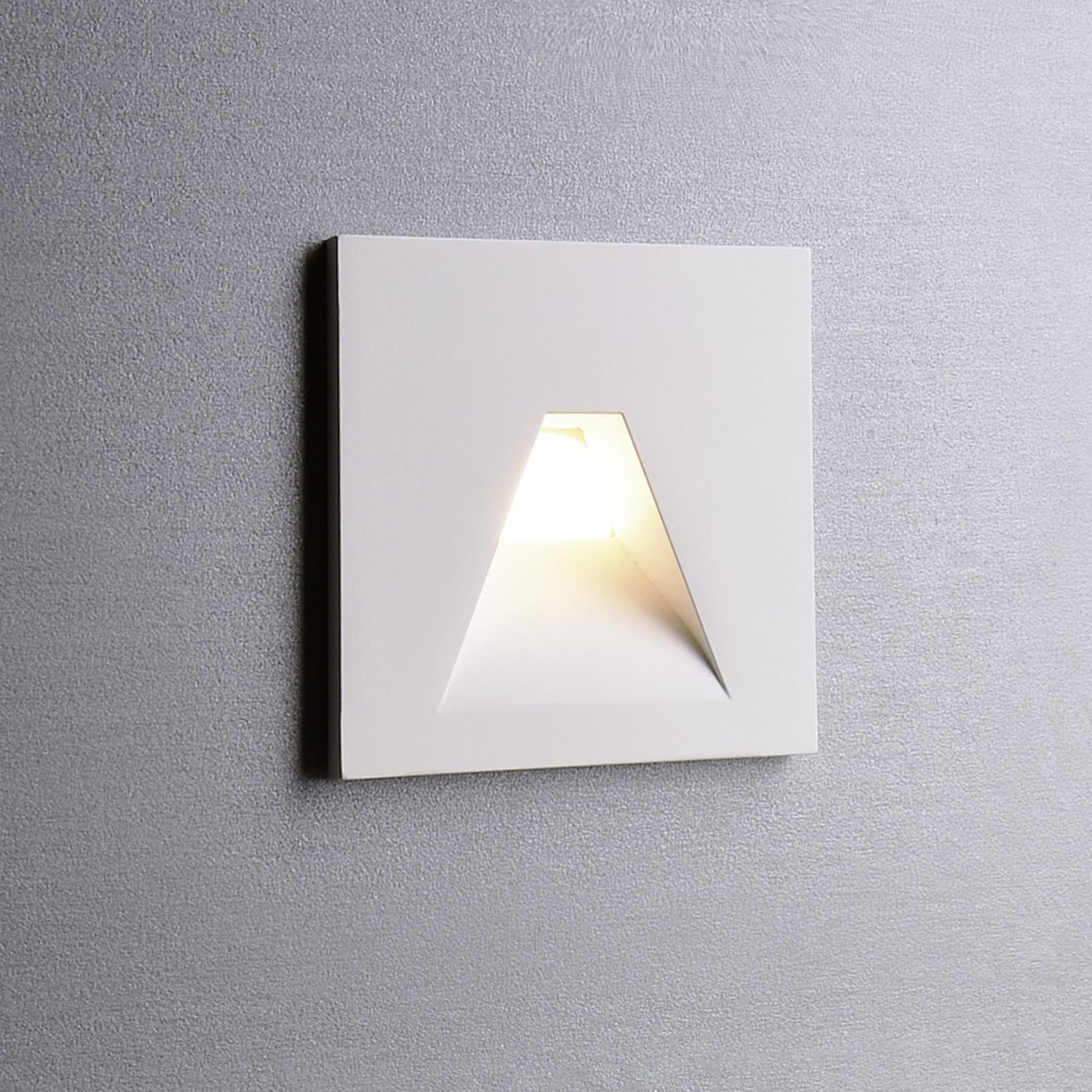 LED vegginnbyggingslampe Alwaid hvit 7,5x7,5 cm vinklet forfra