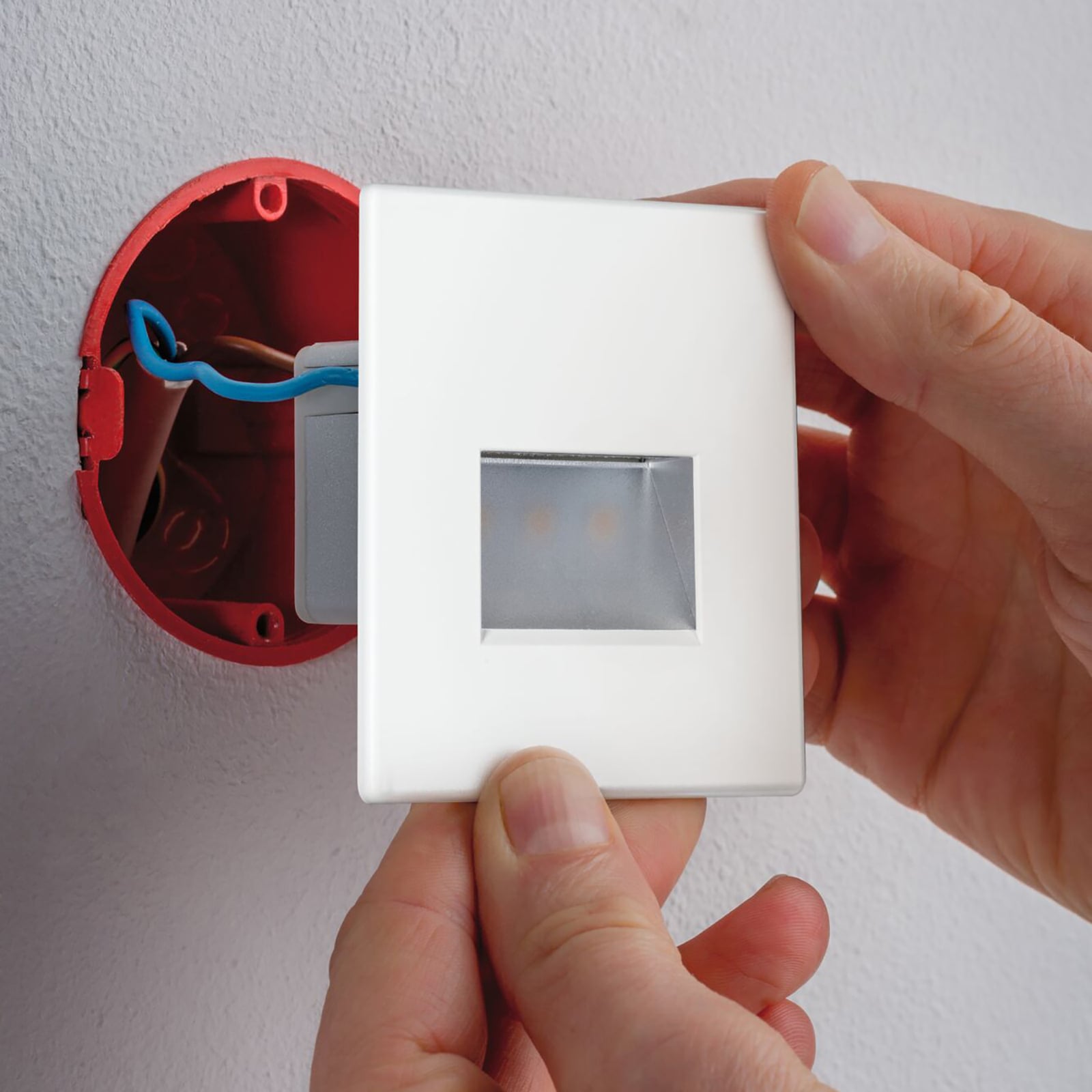LED vegginnbyggingslampe EDGE hvit plast detalj av lysutslipp