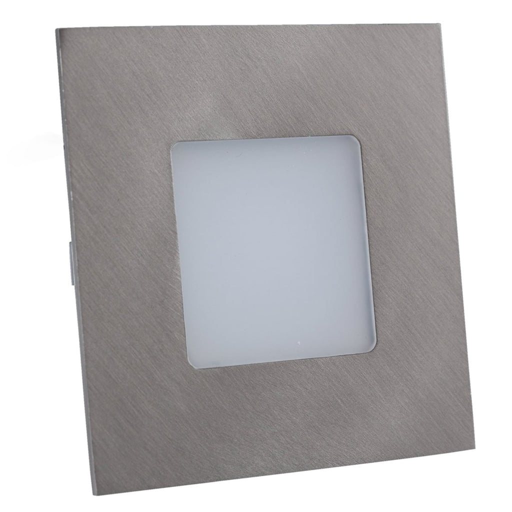 LED vegginnbyggingslampe Klaus sølv 7,5x7,5 cm fra skrå vinkel
