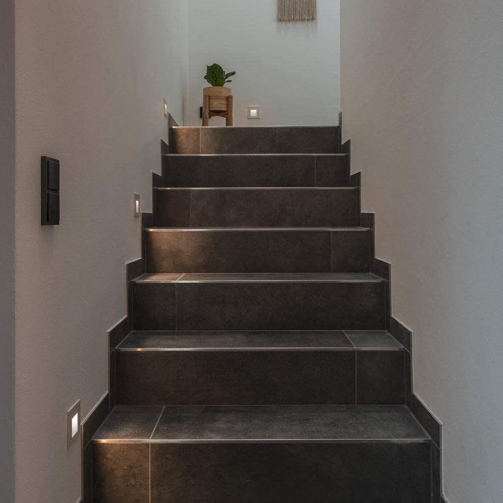 Bakside av LED vegginnbyggingslampe Mobala hvit aluminium 3000K