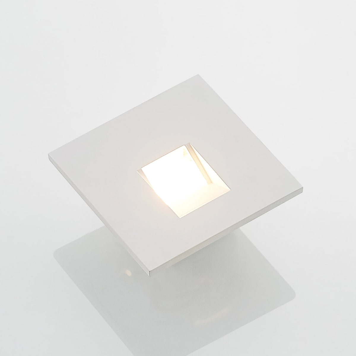 LED vegginnbyggingslampe Vexi hvit 7,5x7,5 cm dimbar CCT lys i gang