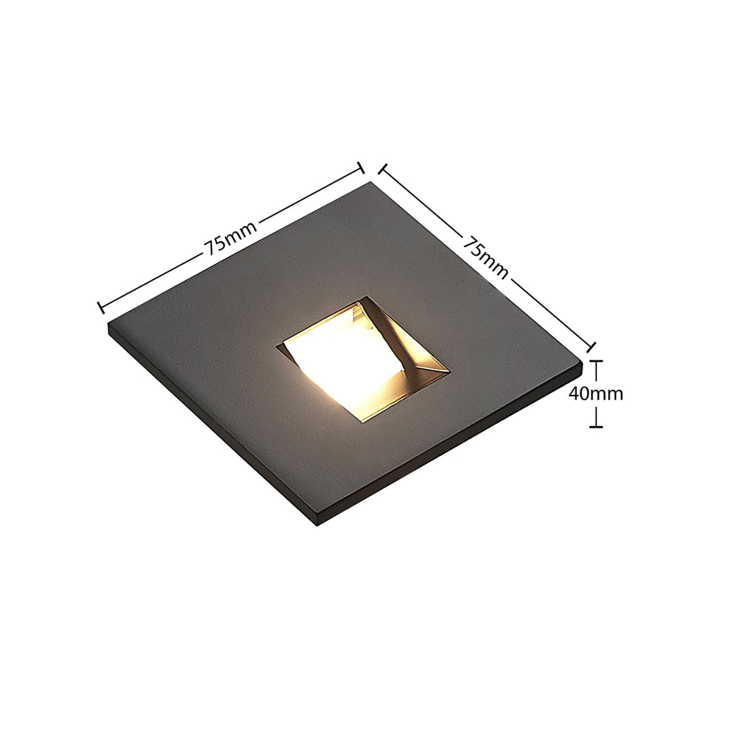 Nærbilde av LED vegginnbyggingslampe Vexi kantet svart aluminium og lys