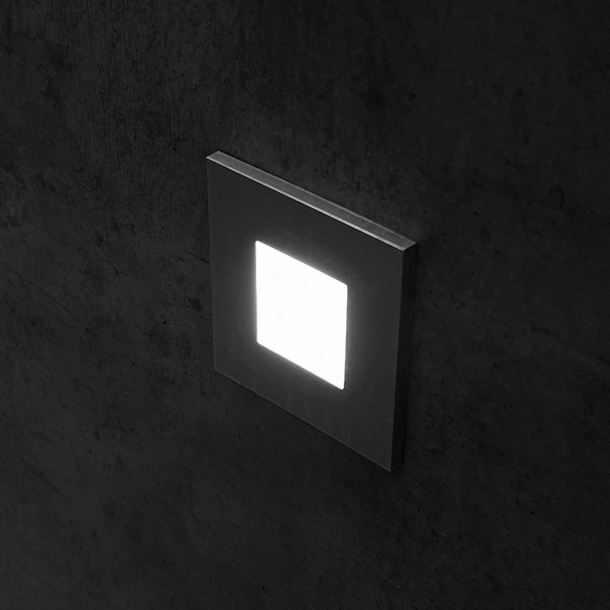 LED vegginnbyggingslampe Wall F svart 7,5x7,5 cm forfra