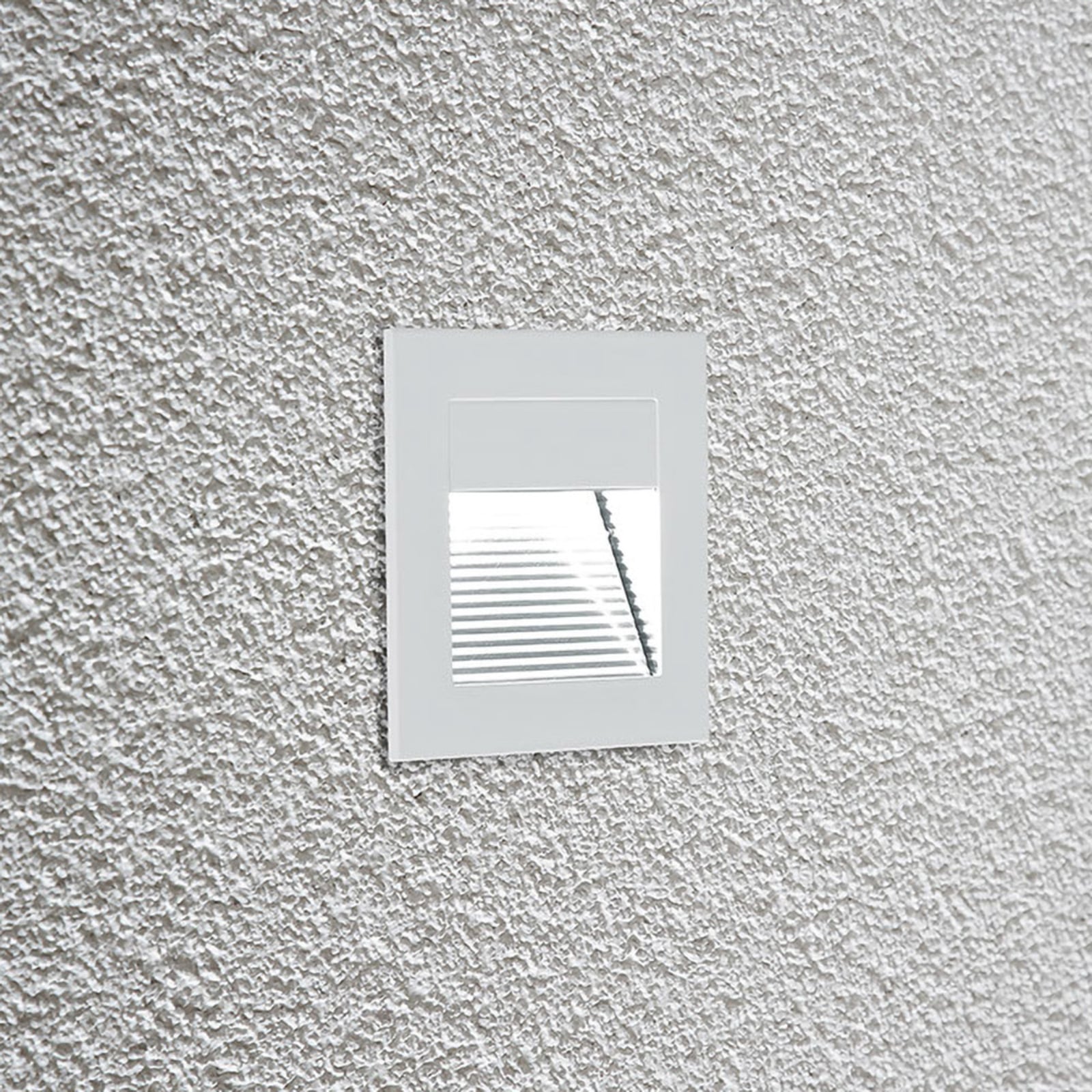 LED vegginnbyggingsspot P2170 hvit aluminium montert i vegg