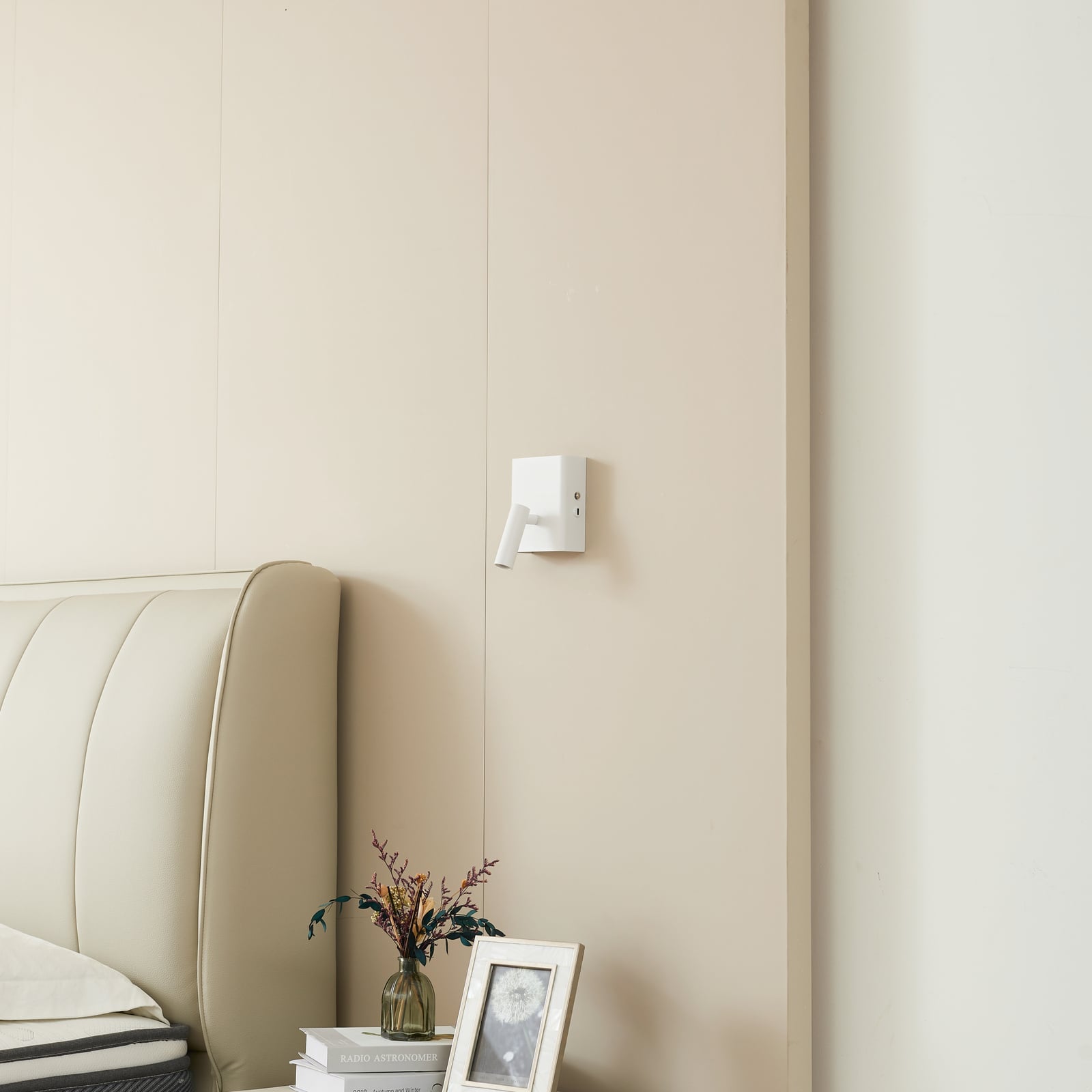 Detalj av LED vegglampe Agit oppladbar med berøringsdimmer hvit