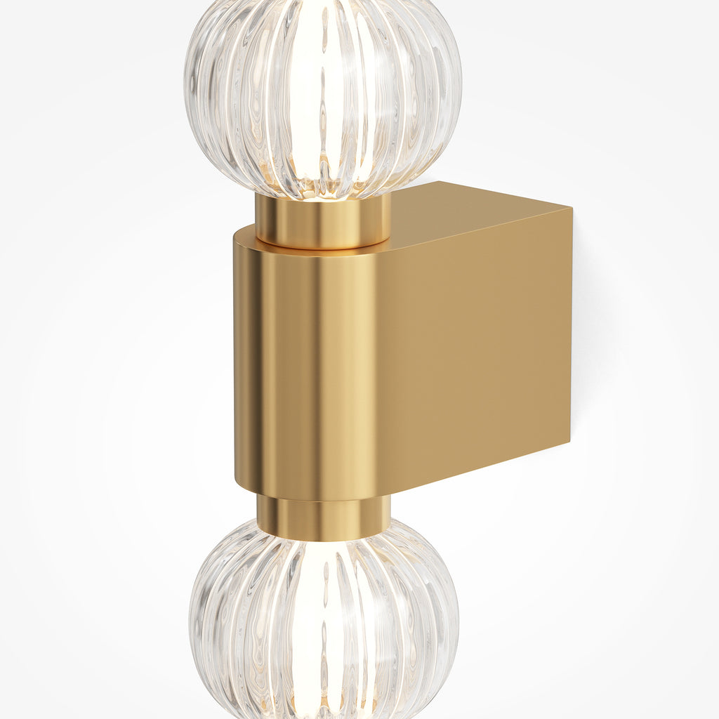 Nærbilde av gullfarget metallbeslag på LED vegglampe Amulet