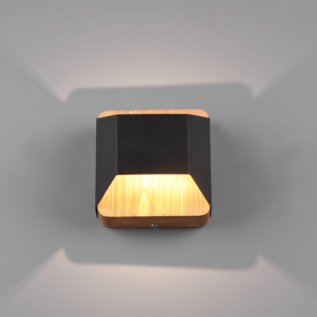 LED vegglampe Arino svart metall og tre dimbar opp/ned nærbilde av LED-lyskilde